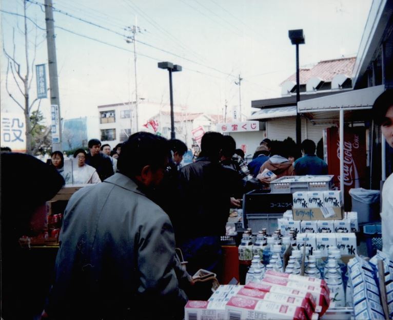 6.店舗の外で商品の供給を開始②.JPG