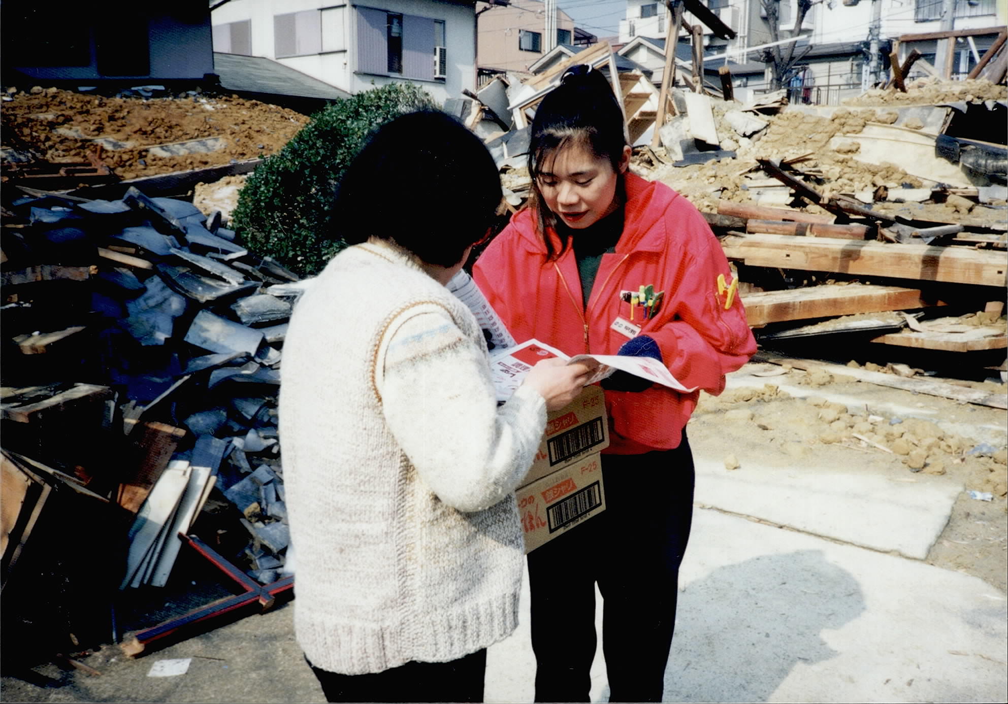 7.チラシを片手に注文を聞く宅配の地域担当.jpg