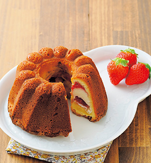 いちごのチーズクリームクグロフ