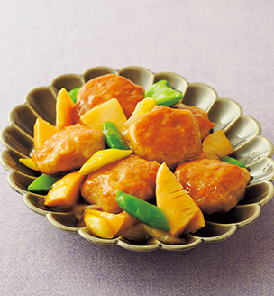 鶏つくねとたけのこの甘酢炒め