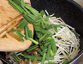 もやしとニラのザーサイ和え